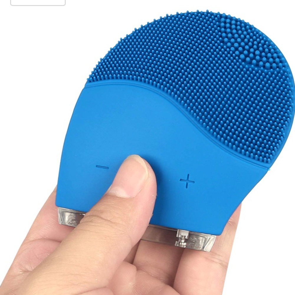 NIB Silicone Facial Cleansing Brush (Blue)